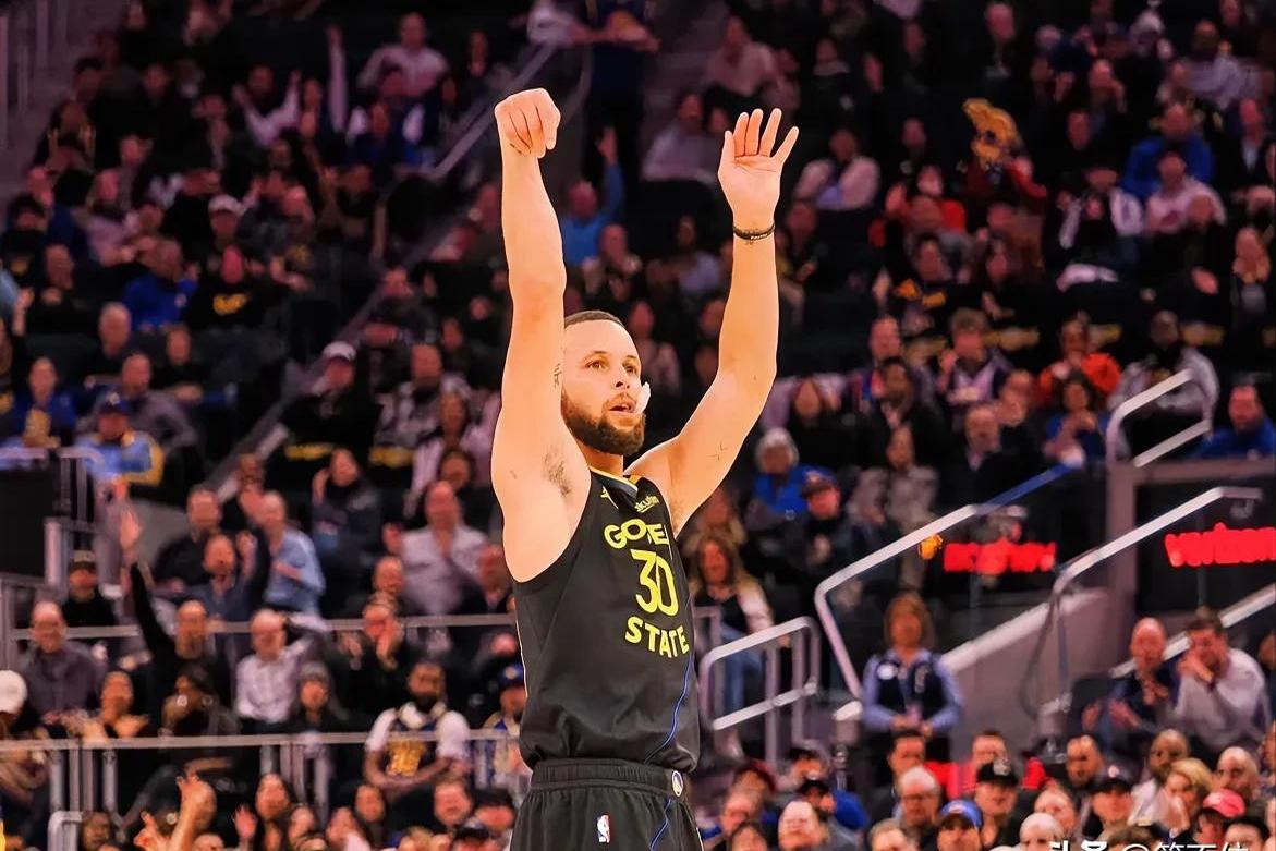 库里在公牛比赛中战术调整，势不可挡引发热议！